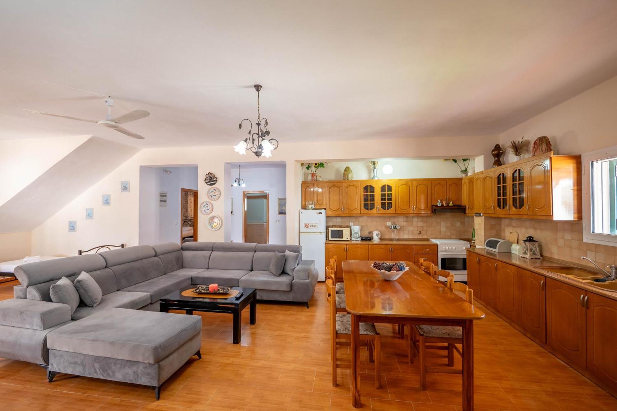 Cozy Downtown Apartament Ksamil